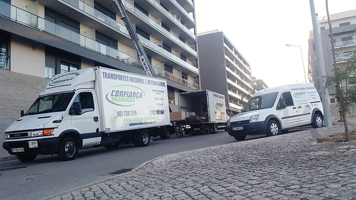 Confiança Mudanças - Mudanças com elevador exterior